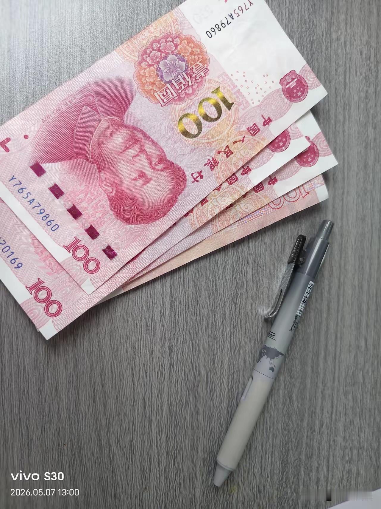 老公问我；“你都快大半年没问我要生活费了，咋滴？你生财有道啊！”他问这话好搞笑，