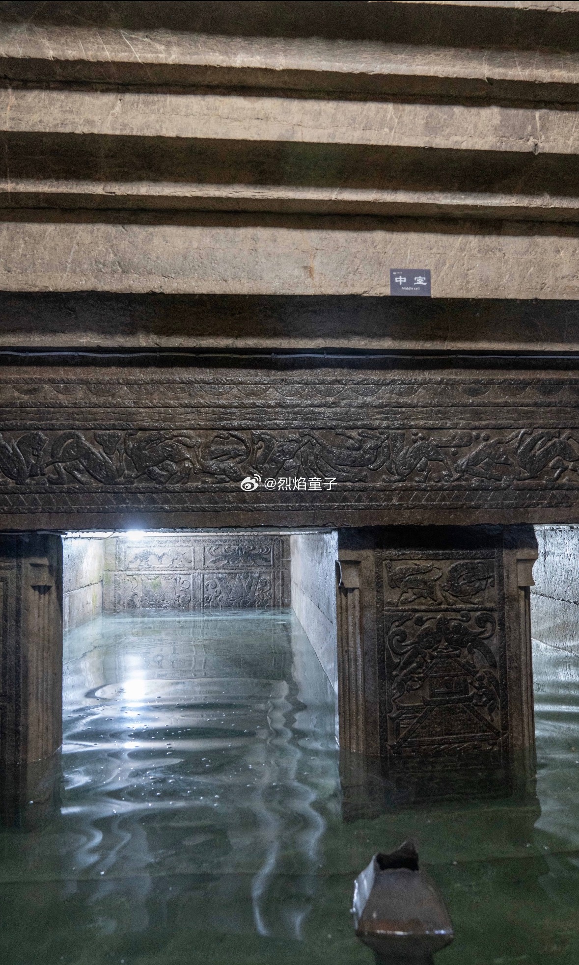 真实的古墓丽影，这妹子胆是真大走着走着陪葬品就漂脚边了……这经历也太刺激了