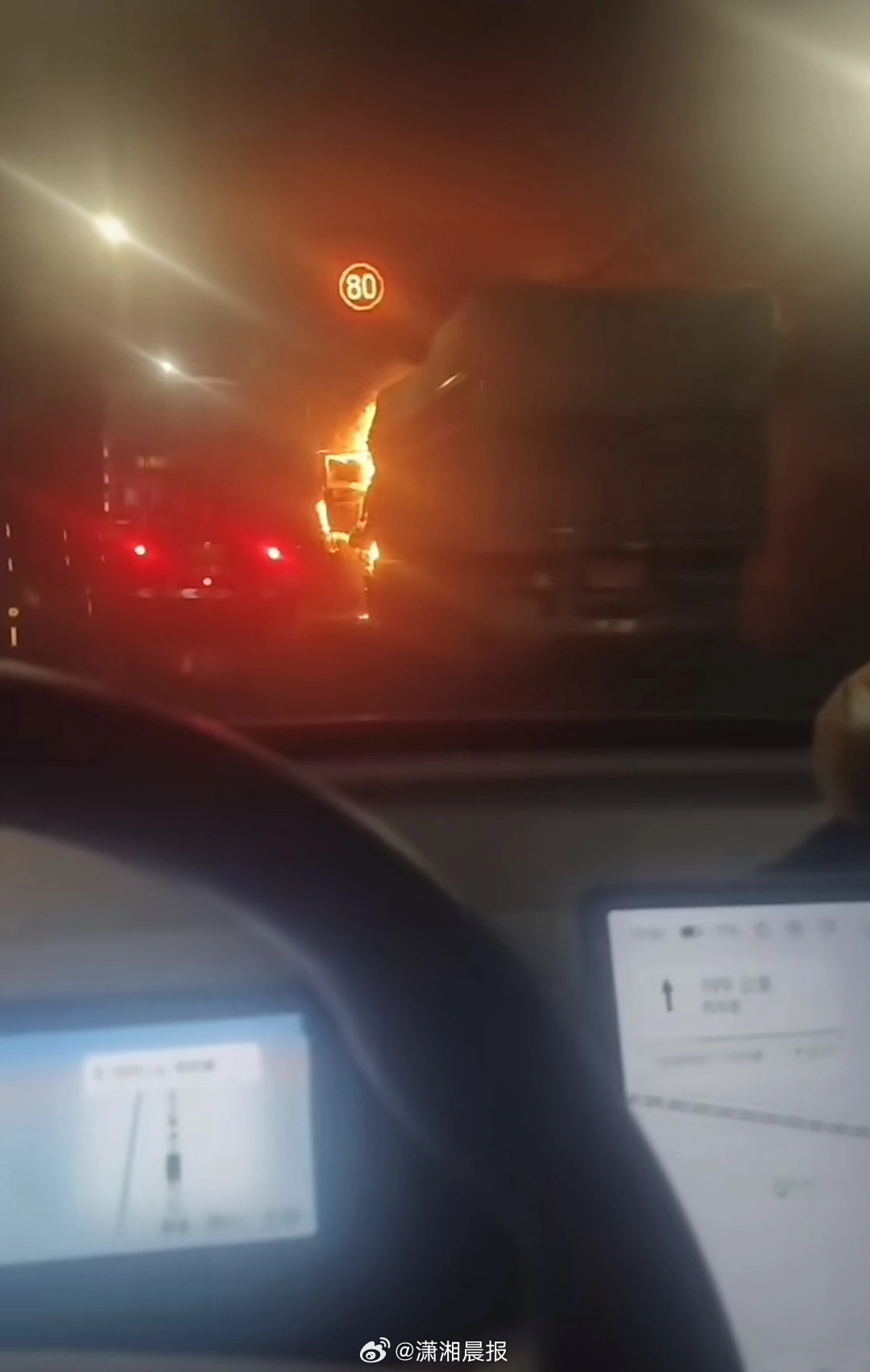 【“遗言都留好了！”#小伙载受伤司机穿过浓烟隧道脱险#，#小伙回应隧道遇货车起火