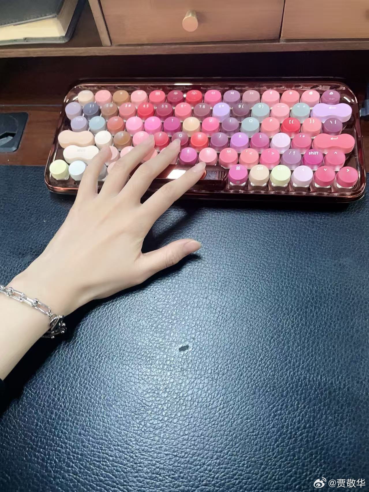 为什么妹纸们喜欢非常粉的机械键盘，而且喜欢圆形的键帽？机械键盘本身就是硬气的配件