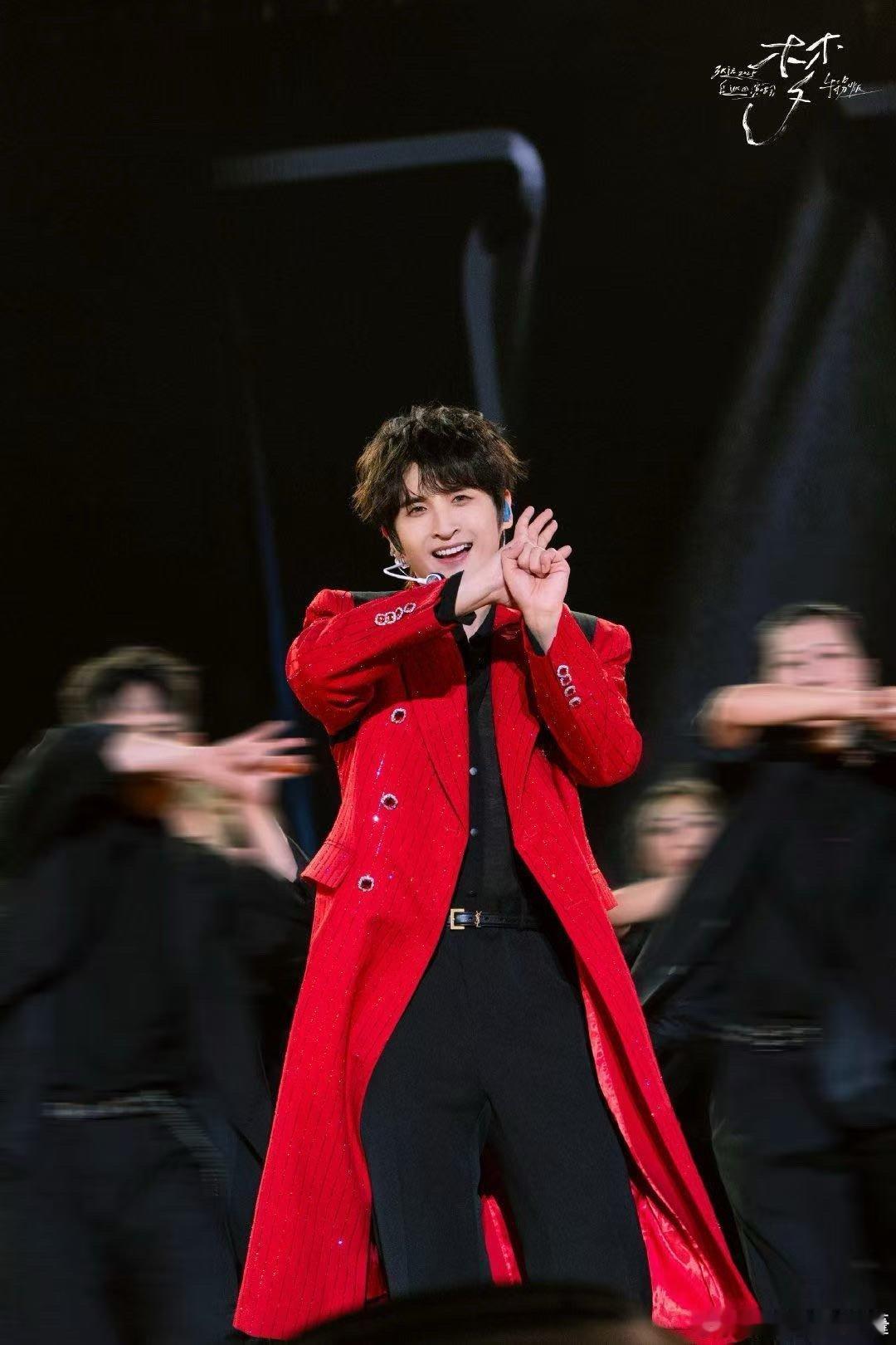 张远随时随地大小扭 被张远的唱跳热爱戳中了！发新歌后随时随地大小扭，别人弹吉他他