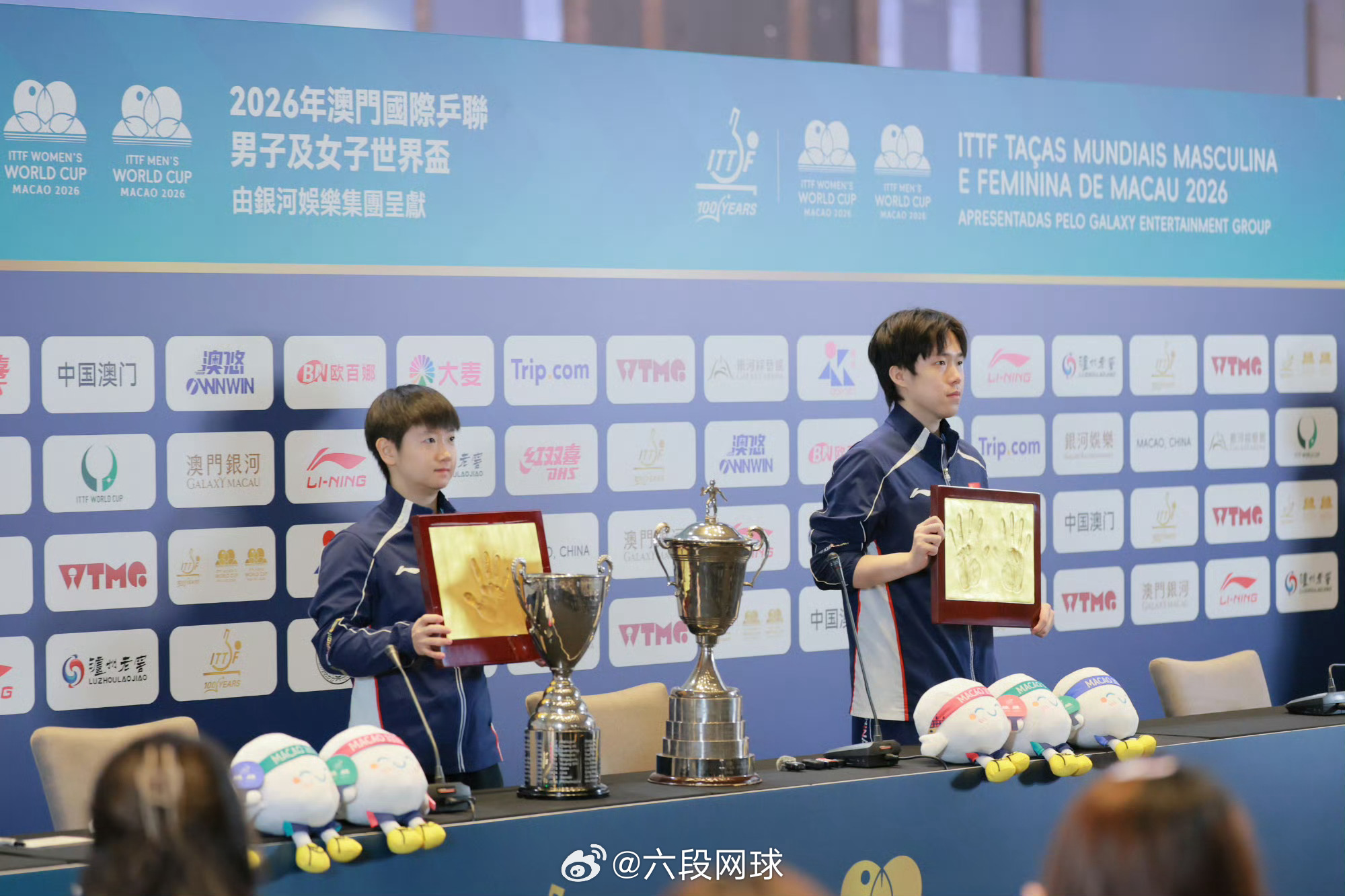 王楚钦孙颖莎手捧金手印乒乓球  王楚钦与孙颖莎手捧金手印合影，不是第一次了吧？期