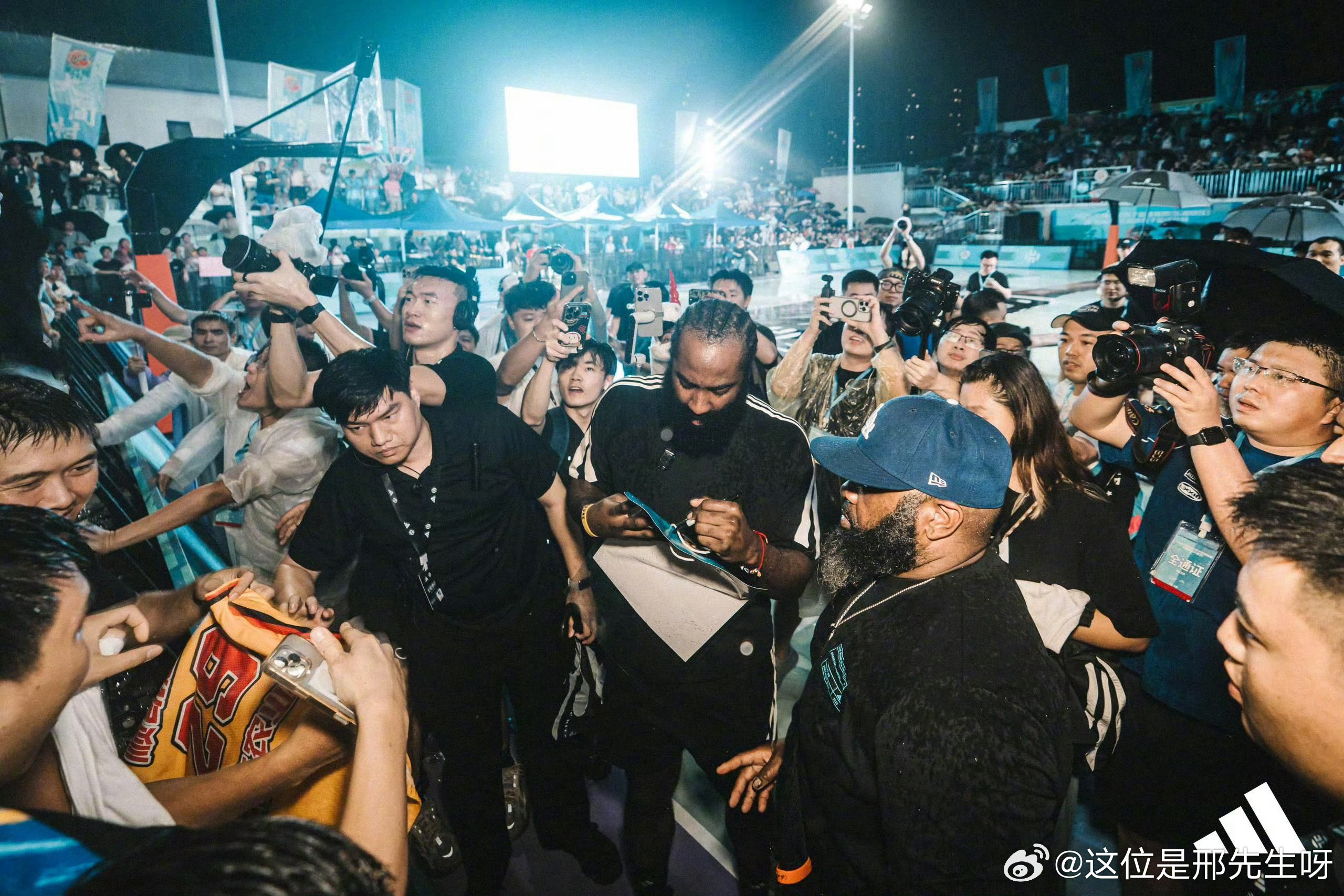 登哥优质偶像这方面真没的说[good][good]哈登冒雨签名拒绝打伞 ​​​