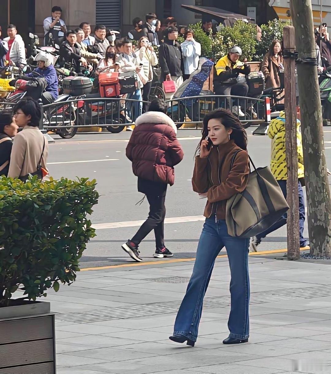看了章若楠生图才明白￼，明星的淡颜在现实中的冲击力有多大 
