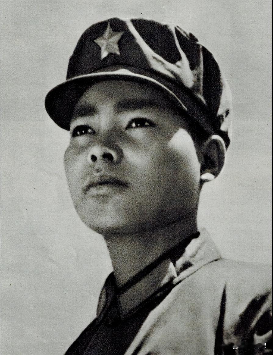 1979年，傣族战士岩龙孤身潜入敌后激战三个小时，毙敌56人，回到部队后，他兴奋