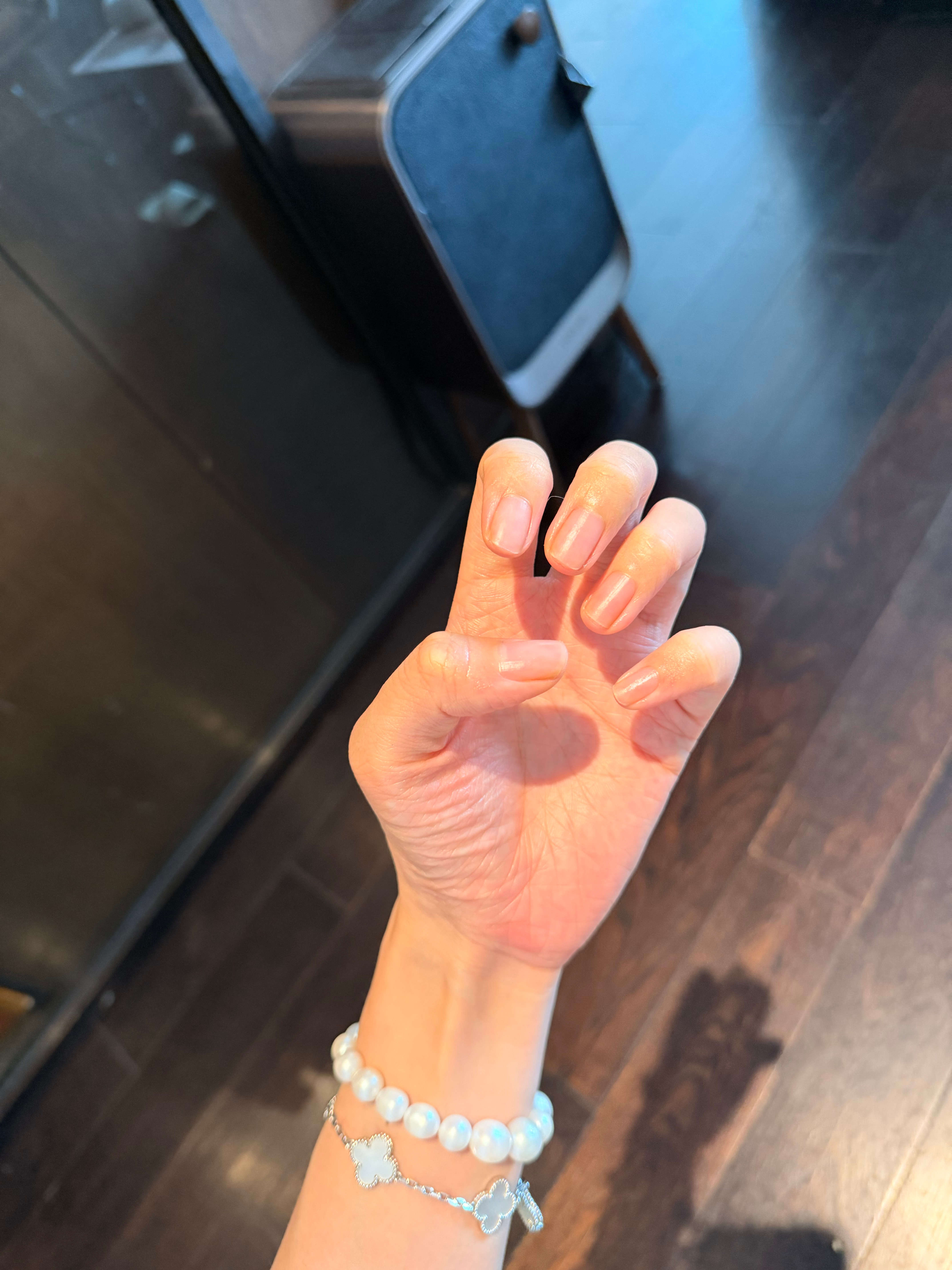 谁懂，真的很喜欢这种光秃秃干干净净的指甲 