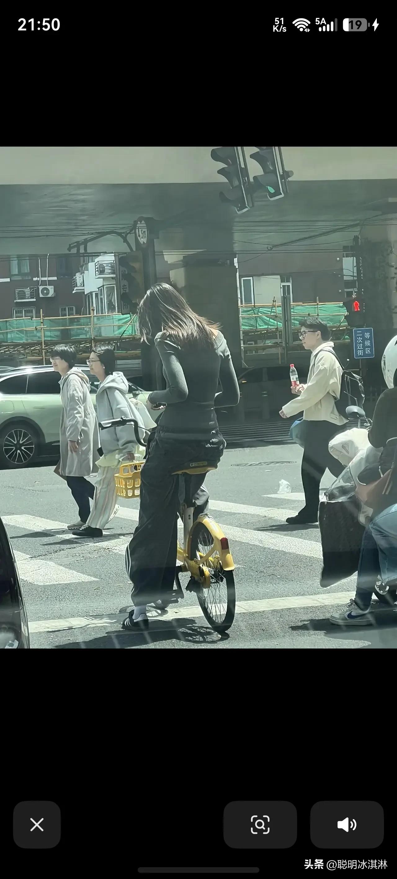 长得好看，骑共享单车也挡不住她的美！