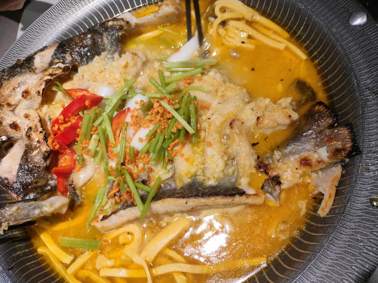 这一锅的金汤烤鱼，太治愈了！
一家人聚餐，安排一锅金黄诱人的烤鱼，幸福感直接拉满