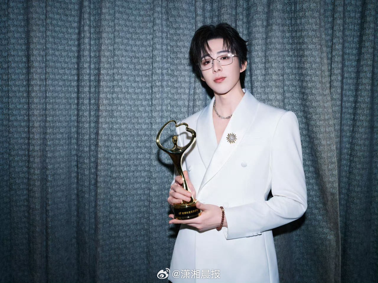 【#刘宇宁怒斥恋情传闻#：别造谣】4月23日，发文辟谣恋情传闻：没完了。别造谣。