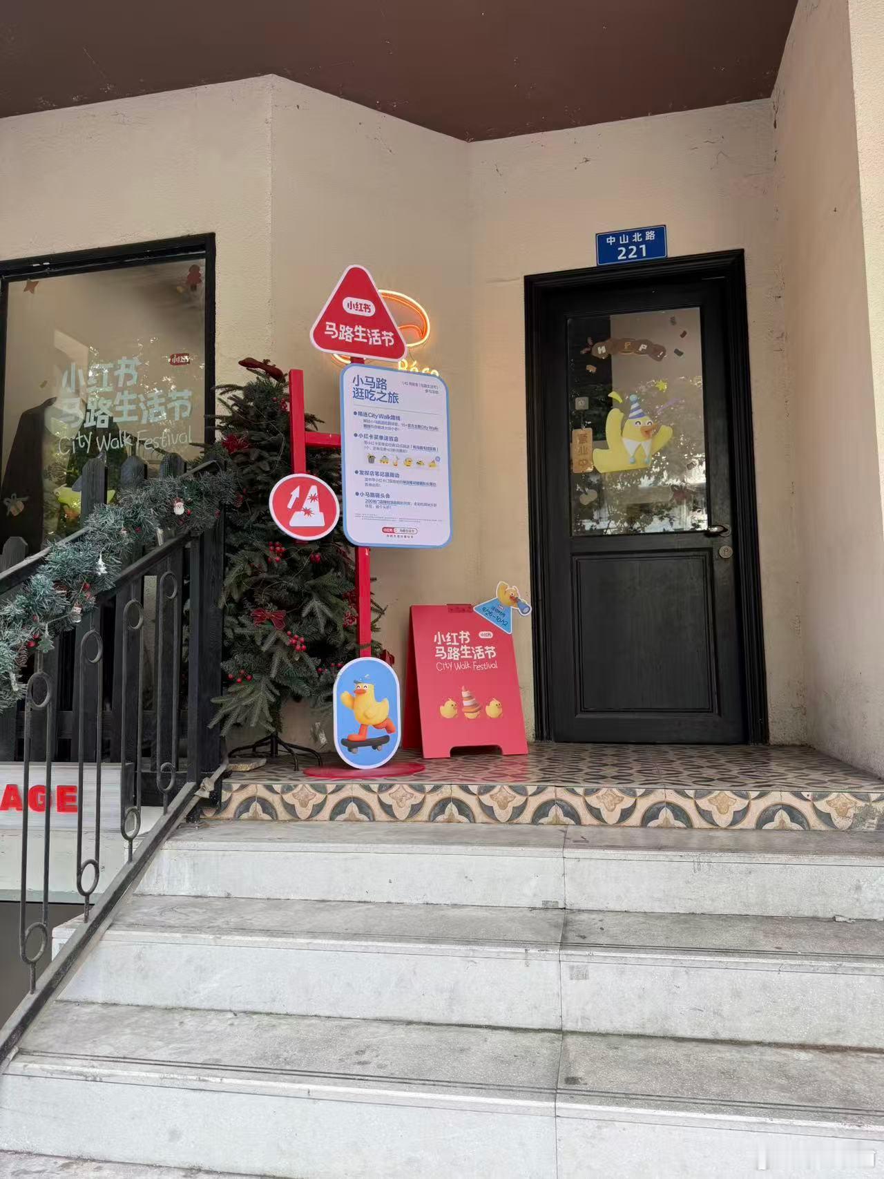 再说一个理解时代变化的重要案例前两天去围观小红薯的线下活动，他们推出了一个小红卡