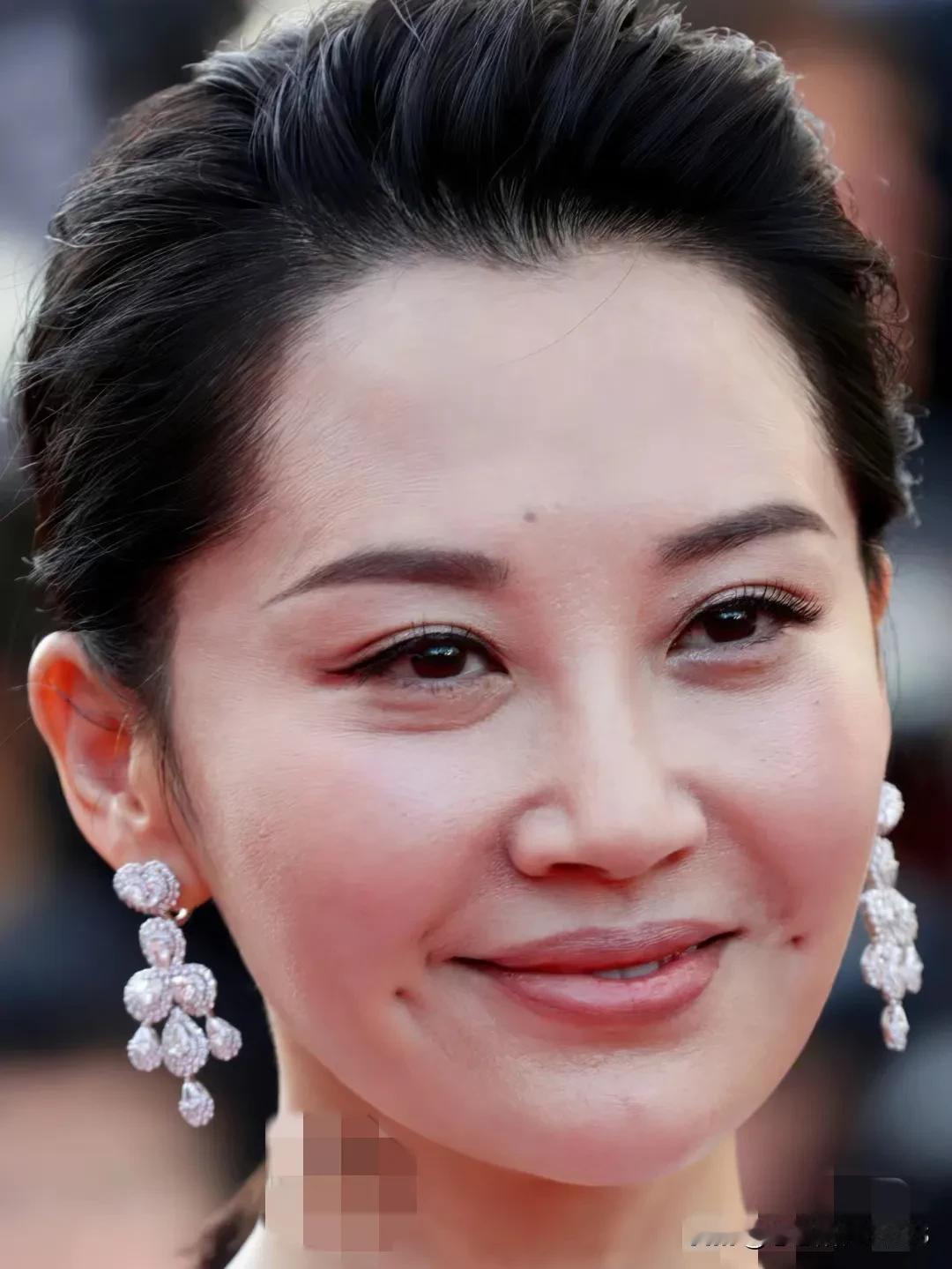 许晴美人那两个酒窝，真是岁月留下的印记啊！这皮肤保养得也太好了吧，看着就像刚三十