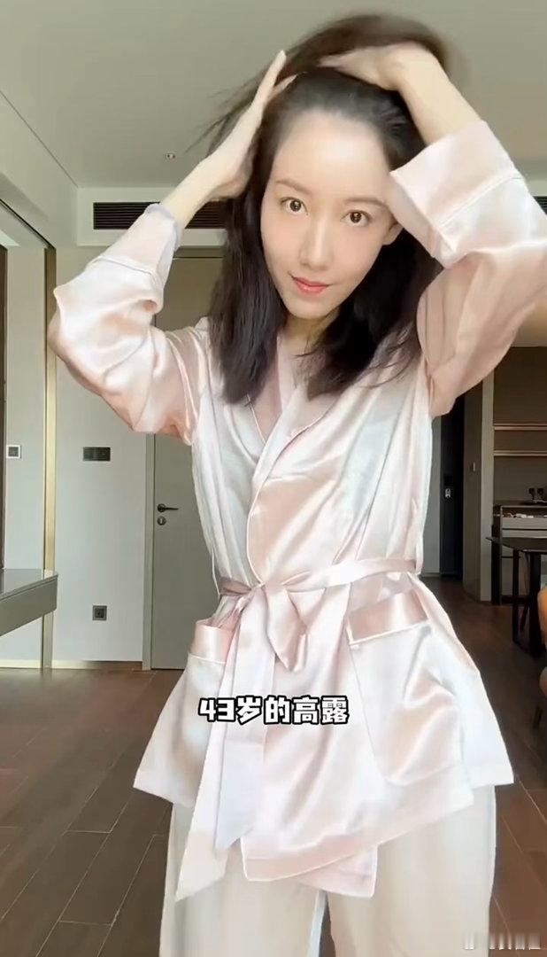 高露已经结婚17年了 高露结婚17年，还有一双儿女。荧幕上塑造各种经典角色，私下