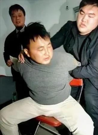 2004年，张青香被验明正身，押赴刑场前，留下的一张老照片，镜头中的他给人的第一