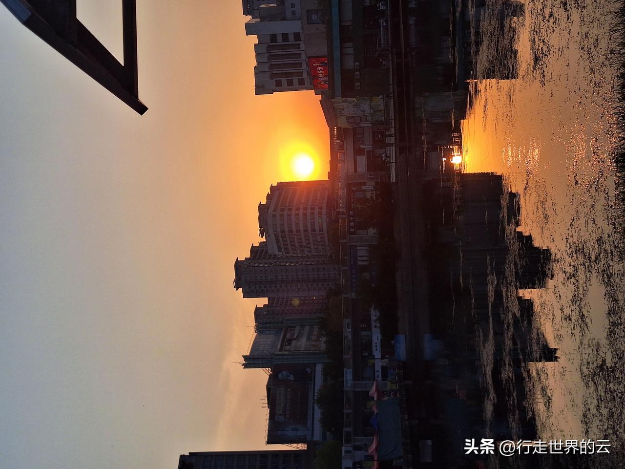 既恋夕阳无限好，何必惆怅近黄昏。
秋天来了，冬天还会远吗？