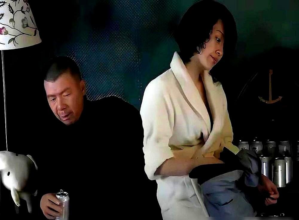 都说许晴的风情是天生的，我看不见得。

她把性感，硬生生练成了一门手艺。

拍《