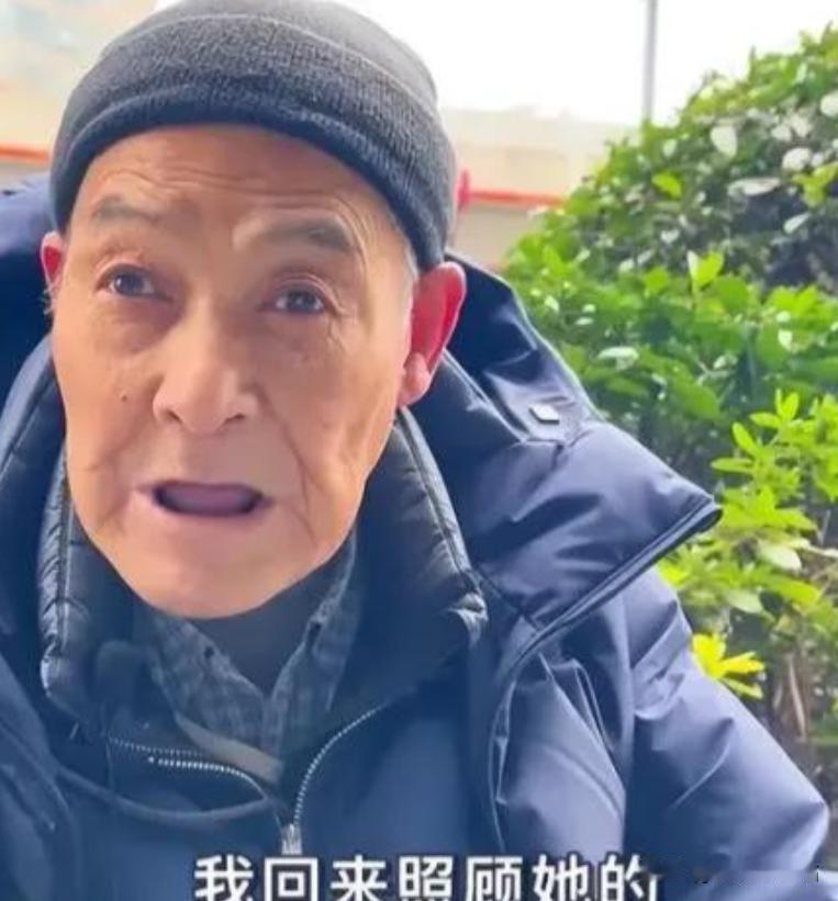 “滚回你的美国去！”2022年，一个行动不便的老人，坐着轮椅，搭乘美国航班不远万