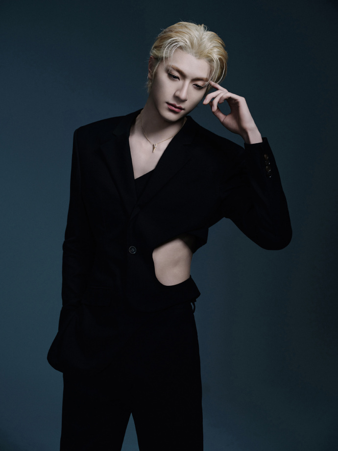 林一露腰西装林一金发黑西装 林一露腰西装，林一金发黑西装，林一白色情人节营业大片