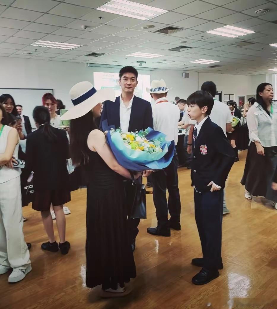 杜江霍思燕参加儿子小学毕业典礼嗯哼小学毕业 嗯哼小学毕业，杜江霍思燕合体参加儿子
