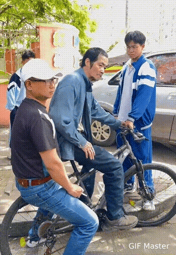 学生进店买书，车子没上锁，大爷直接骑上去就要偷走。
学生回来正好撞见，上前要车，