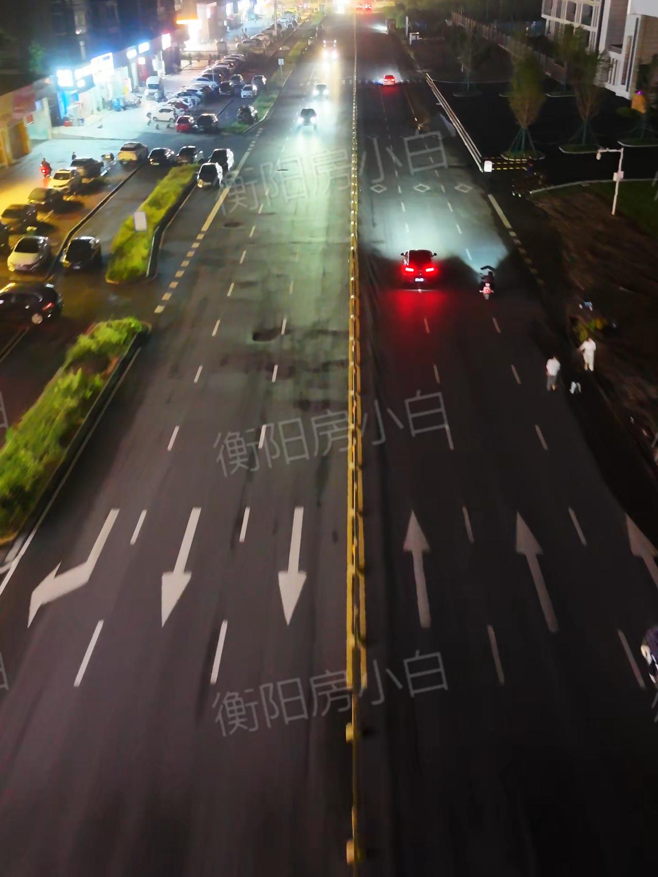 衡阳立新大道该装路灯了

衡阳立新大道松亭船山学校路口这周红绿灯就要到位了，路灯