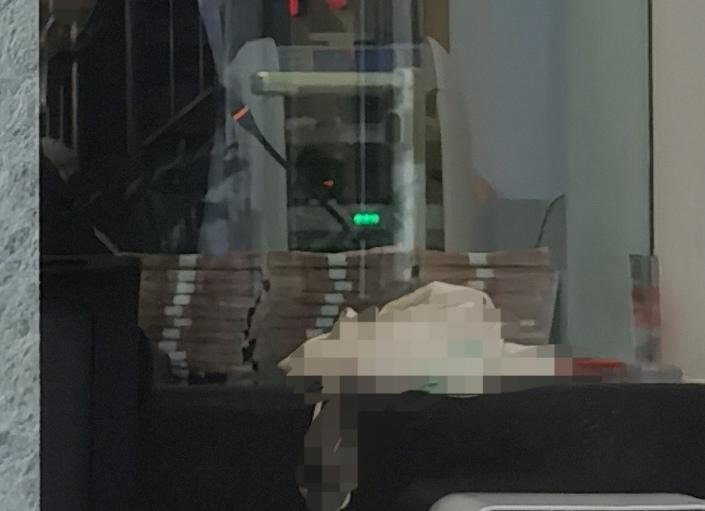 今天去了趟银行，进门在门口抽号的时候，工作人员就很热心的说：“你前边就1个人，不