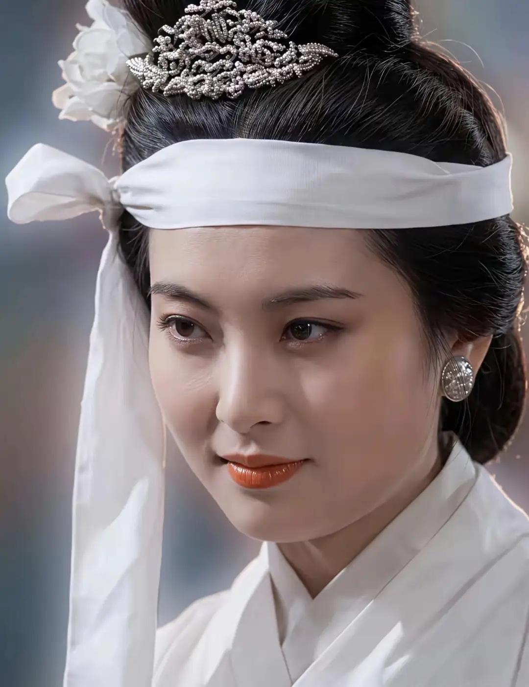 何皇后乃《三国演义》第一美人，甩那什么大乔、小乔、貂蝉十条街。