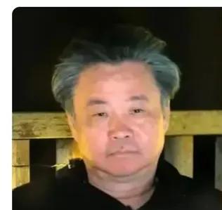 简直就是余华的缩小版！造物主真的是太神奇了，世界上竟然有如此相像之人，近日，有网