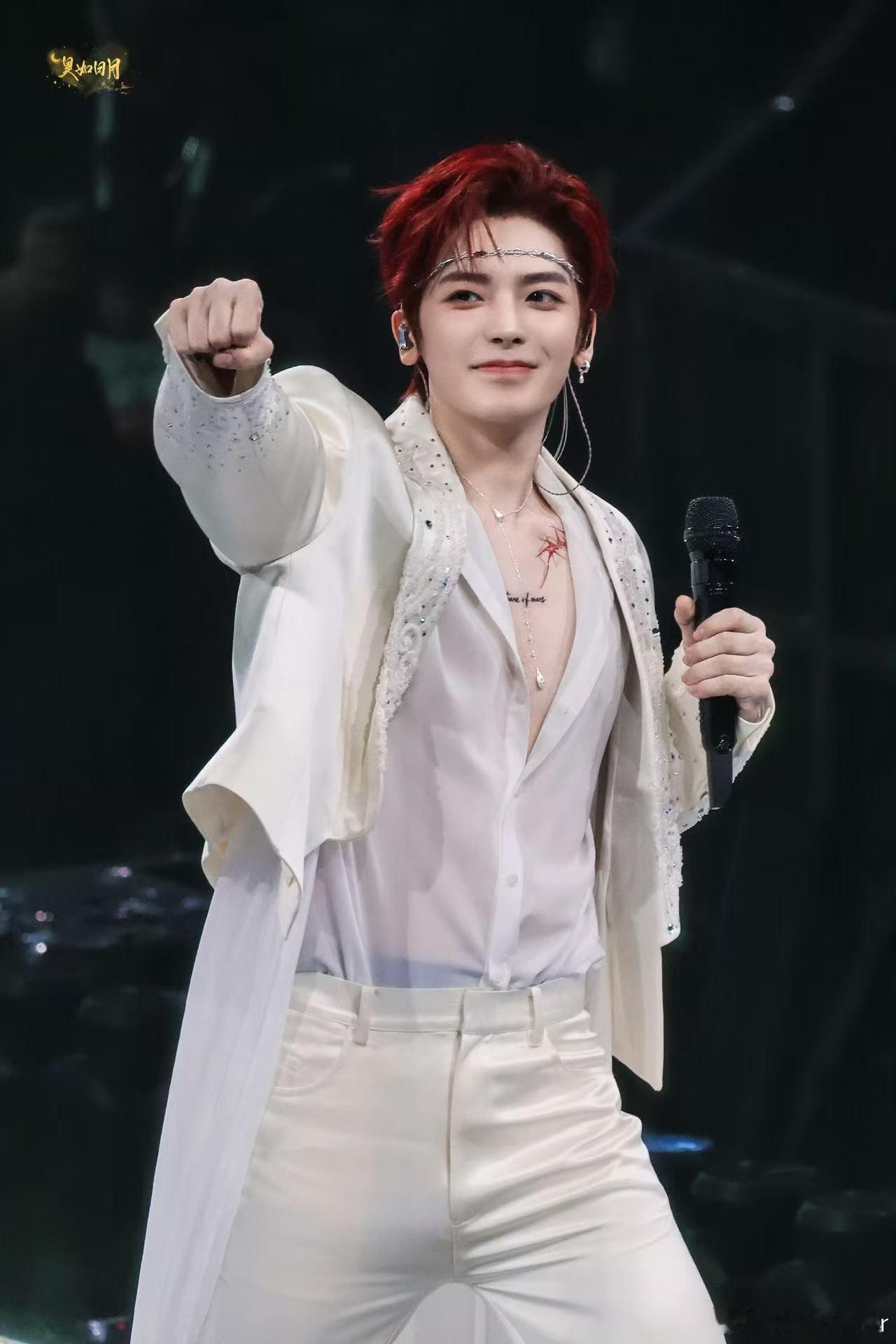 侯明昊 丁禹兮围观侯明昊演唱会路透，各种舞台桥段看点很多，对待粉丝的互动温柔自然