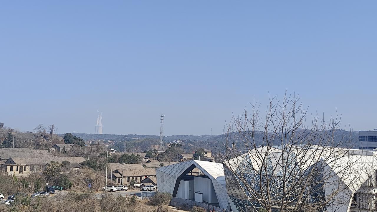 重庆合川女孩“呆呆”因担心父亲无力按年猪，在网上发出“请吃刨猪汤”的求助。这个无