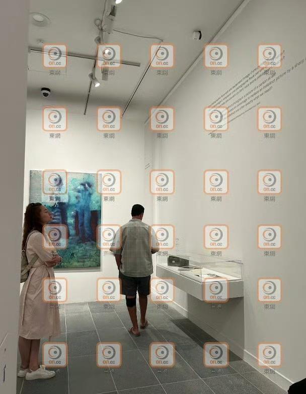 徐子珊近照！！！巴黎看展，好悠闲。[飞吻]
港媒这水印打得这么密实，看得出来很珍