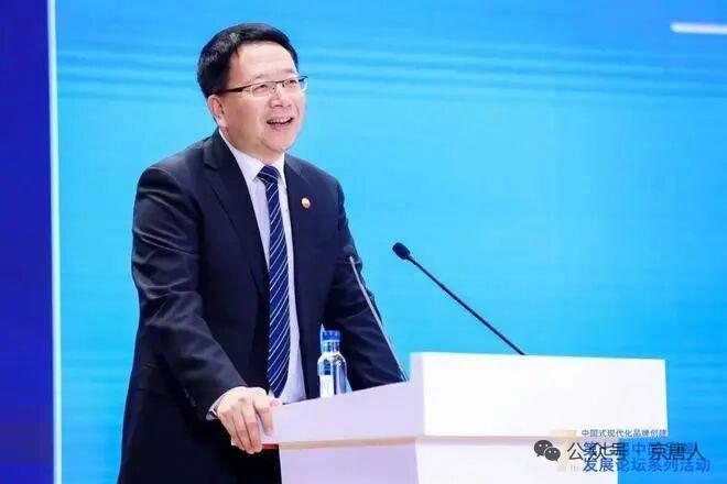 早上，经理迟到了，被我撞见，我在门口儿都笑出了声来了。经理淡定地说:”你笑啥？你