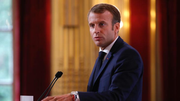 马克龙在G20上甩出一句“可能失去意义”，瞬间点燃全场。
摄像机镜头扫过各国代