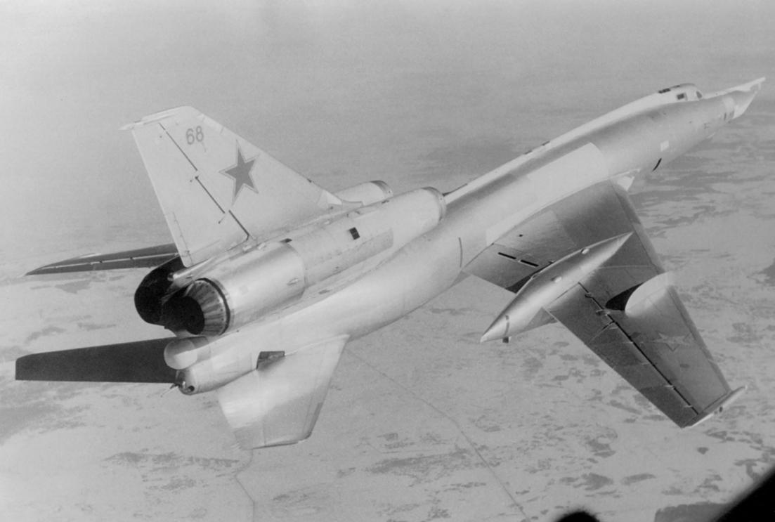 60年代，苏联空军的图-22“眼罩”超音速轰炸机，这是苏联装备的第一种超音速轰炸