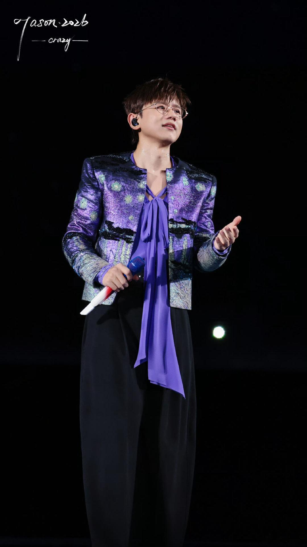 张杰还是怪扣子太不听话了张杰怎么能在同一个地方跌倒两次张杰演唱会现场又和扣子“较
