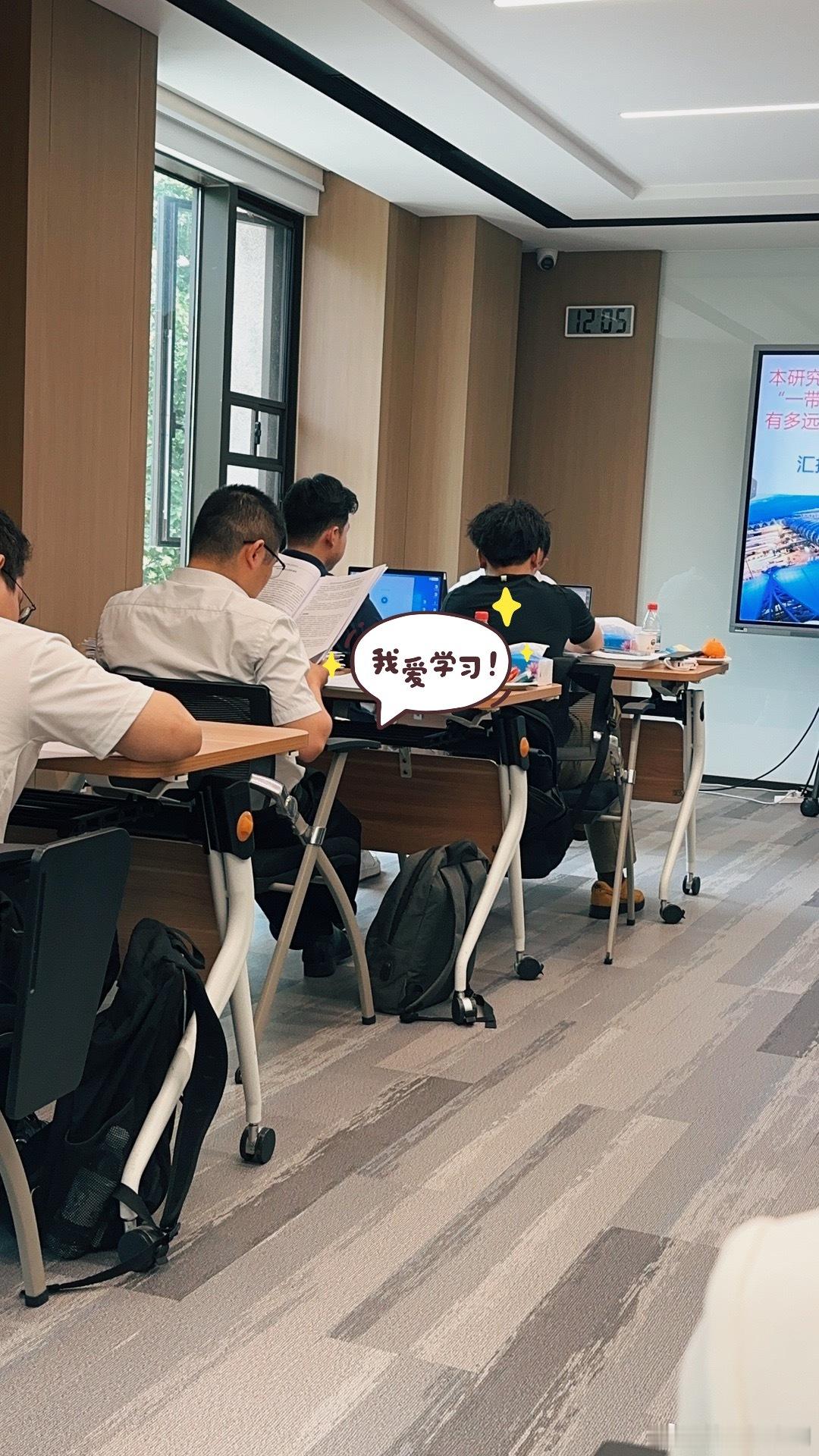 你们也每天忙的屁颠屁颠的吗？我发现我真是个奉献型人格。帮助他人让我快乐，不停有事