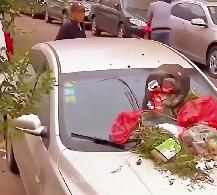 白嫖遭报应！山东青岛一男子买了个车位，自己没用几天，就去了外地工作，邻居占用车位