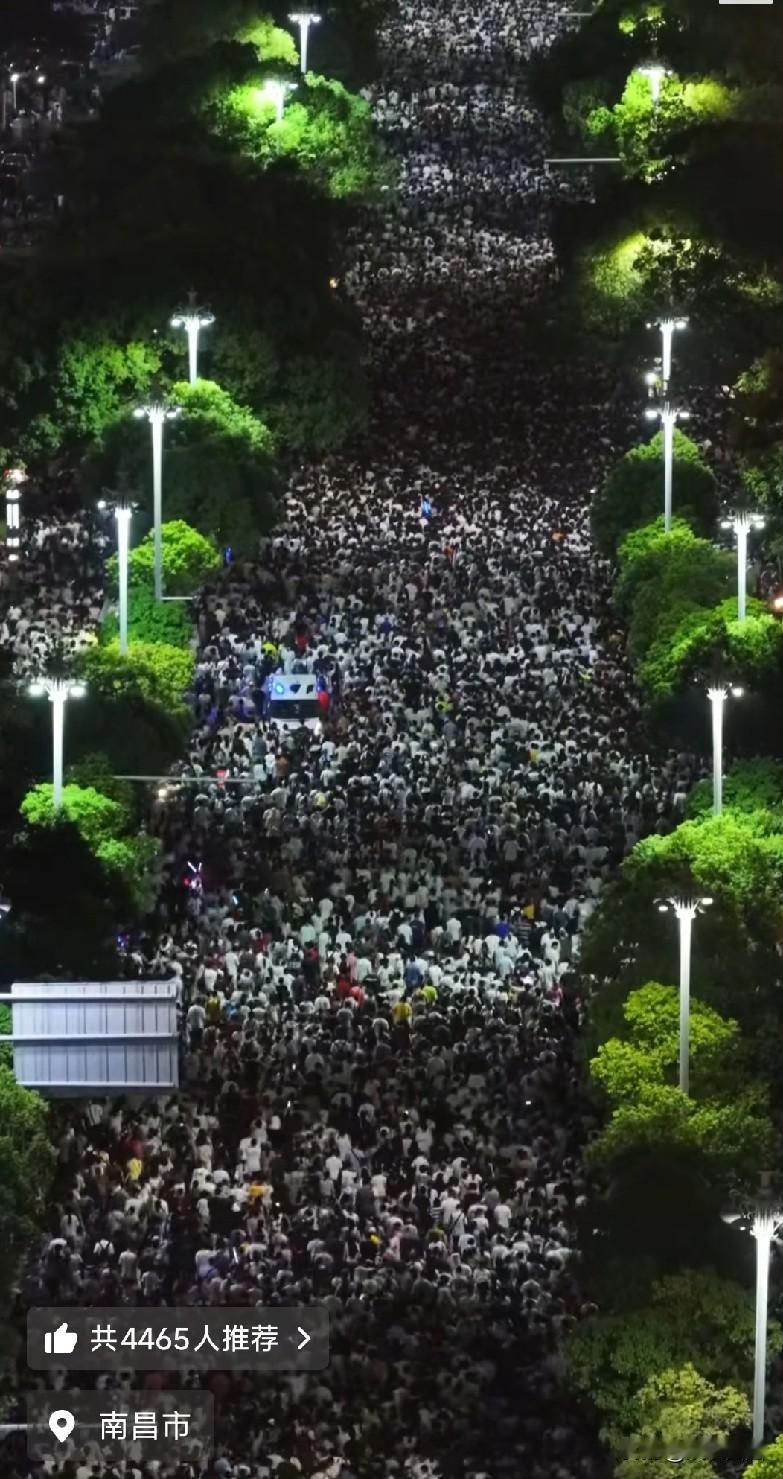中国人还是爱凑热闹，乌压压的一片……