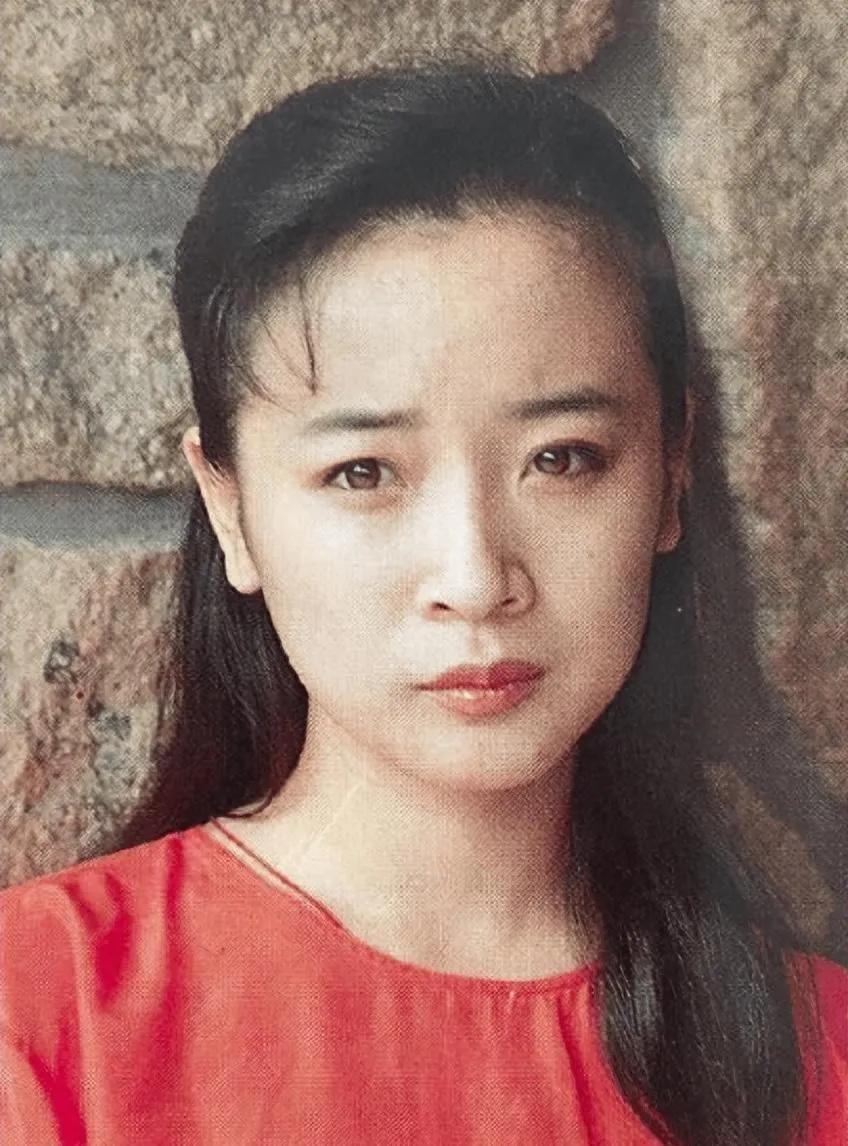 陈小艺和刘惠宁的故事真暖心，互相扶持多年，信任让爱更坚实。

陈小艺为瘫痪丈夫捐