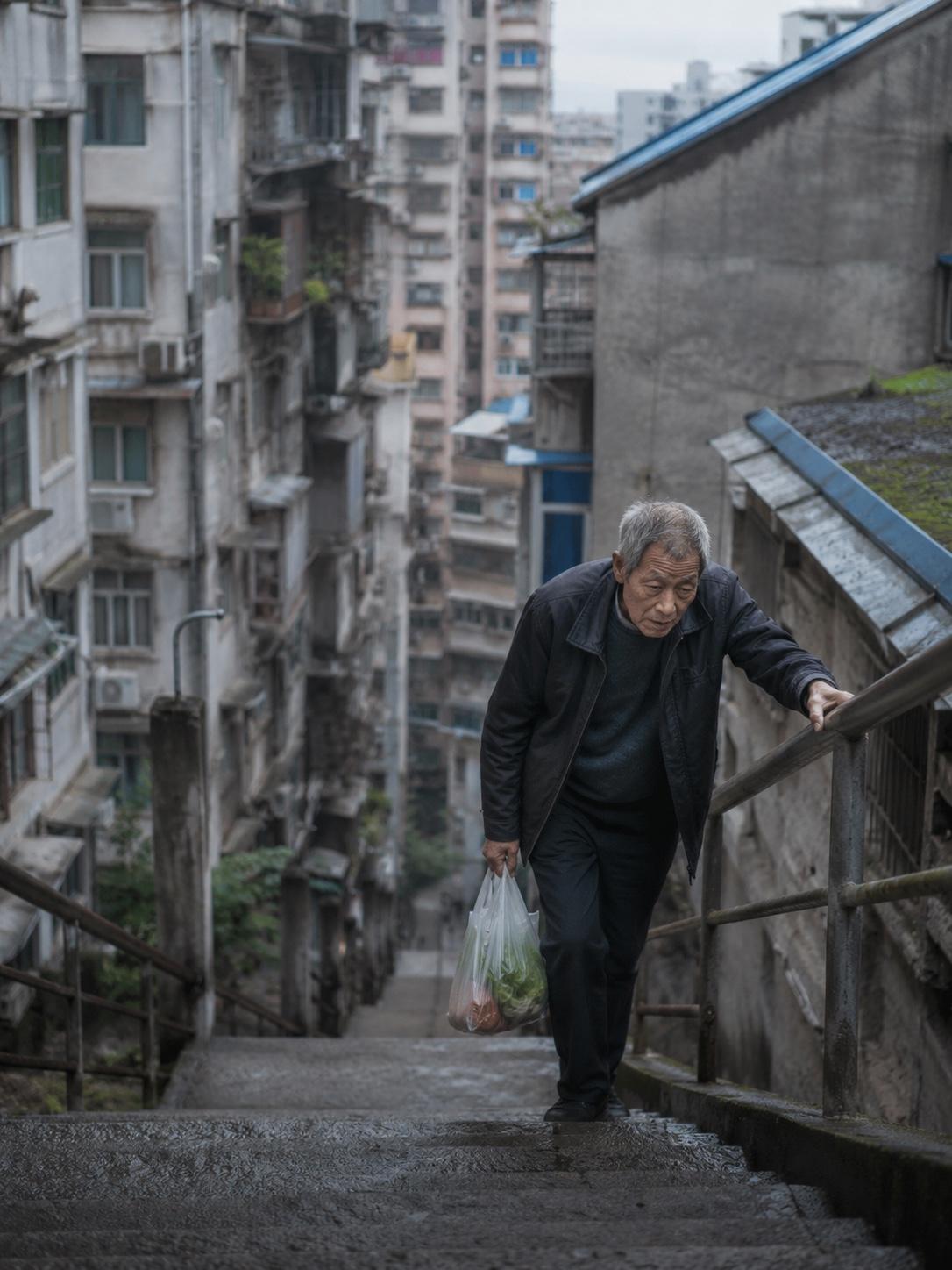 几级台阶，对年轻人不算啥，对老人却像堵墙。

重庆不少老社区建在坡地上，买趟菜、