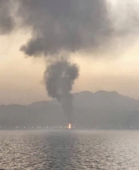 霍尔木兹海峡的爆炸声刚落，全球舆论直接炸翻了天！

当地时间 5 月 4 日的海