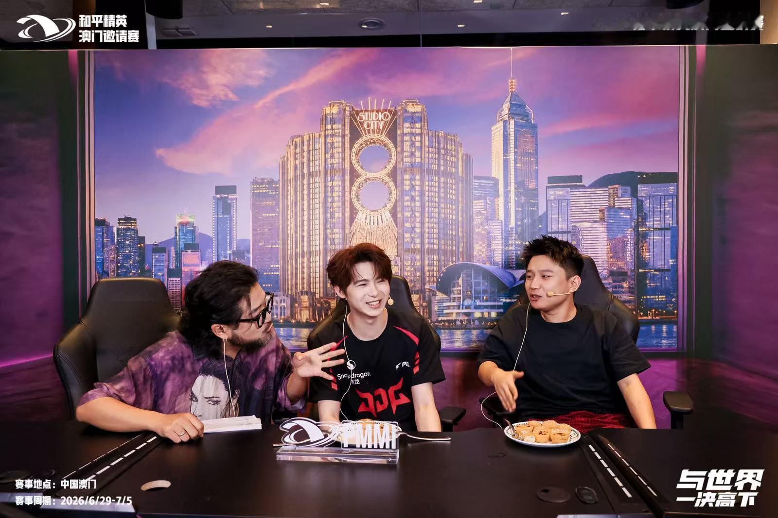 伞兵Danking合影一张合照，承载双份电竞热爱，值得永久收藏。 