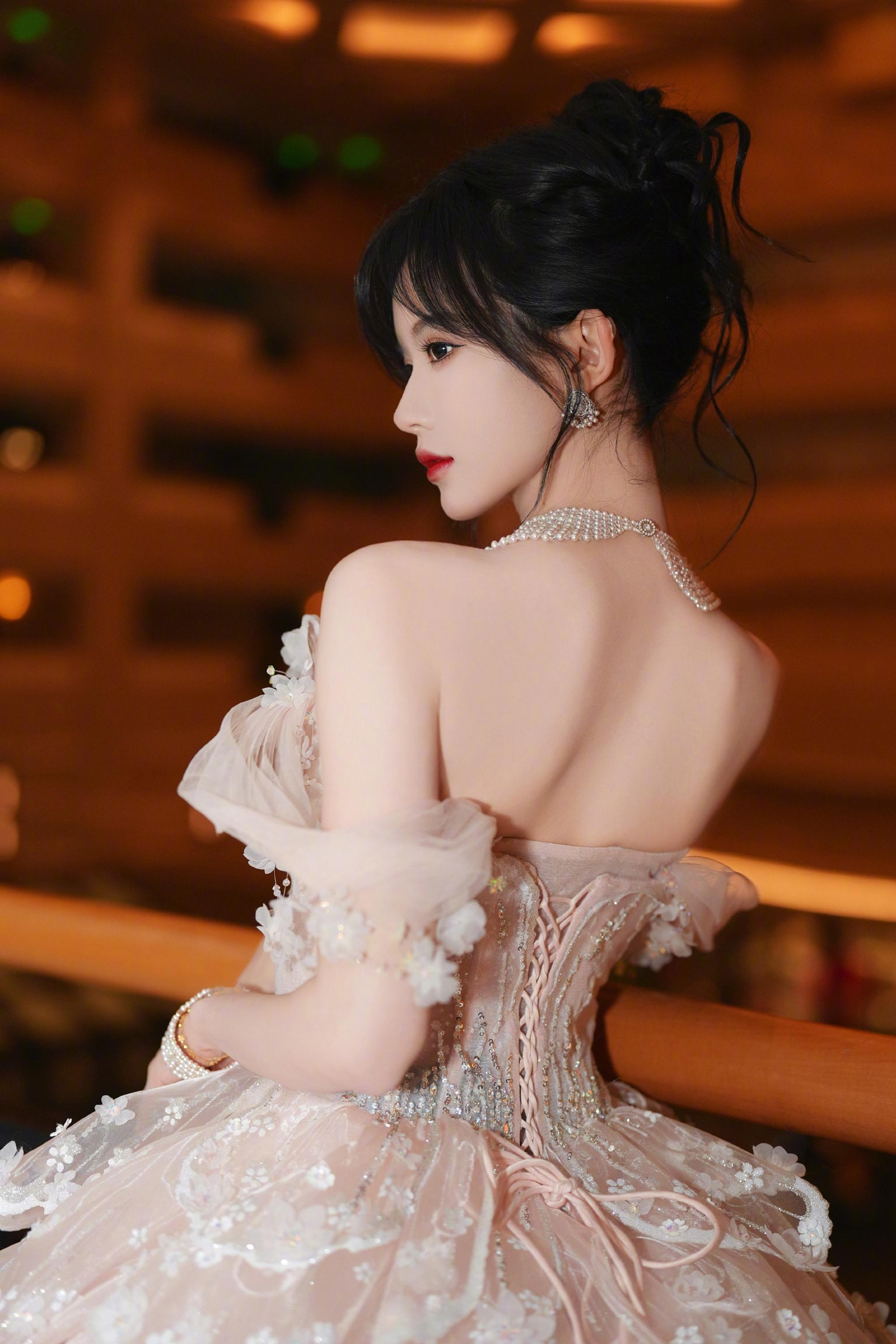 段艺璇像把超大虾片穿身上段艺璇如此梦幻的礼裙竟然跟虾片撞了？！粉白渐变的蓬松裙摆