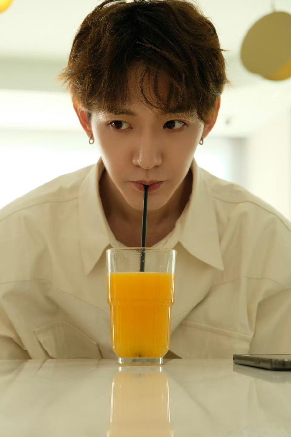 网传虞书欣邓为主演神仙肉网传古装剧《神仙肉》阵容更新，男主将由邓为出演，女主依旧