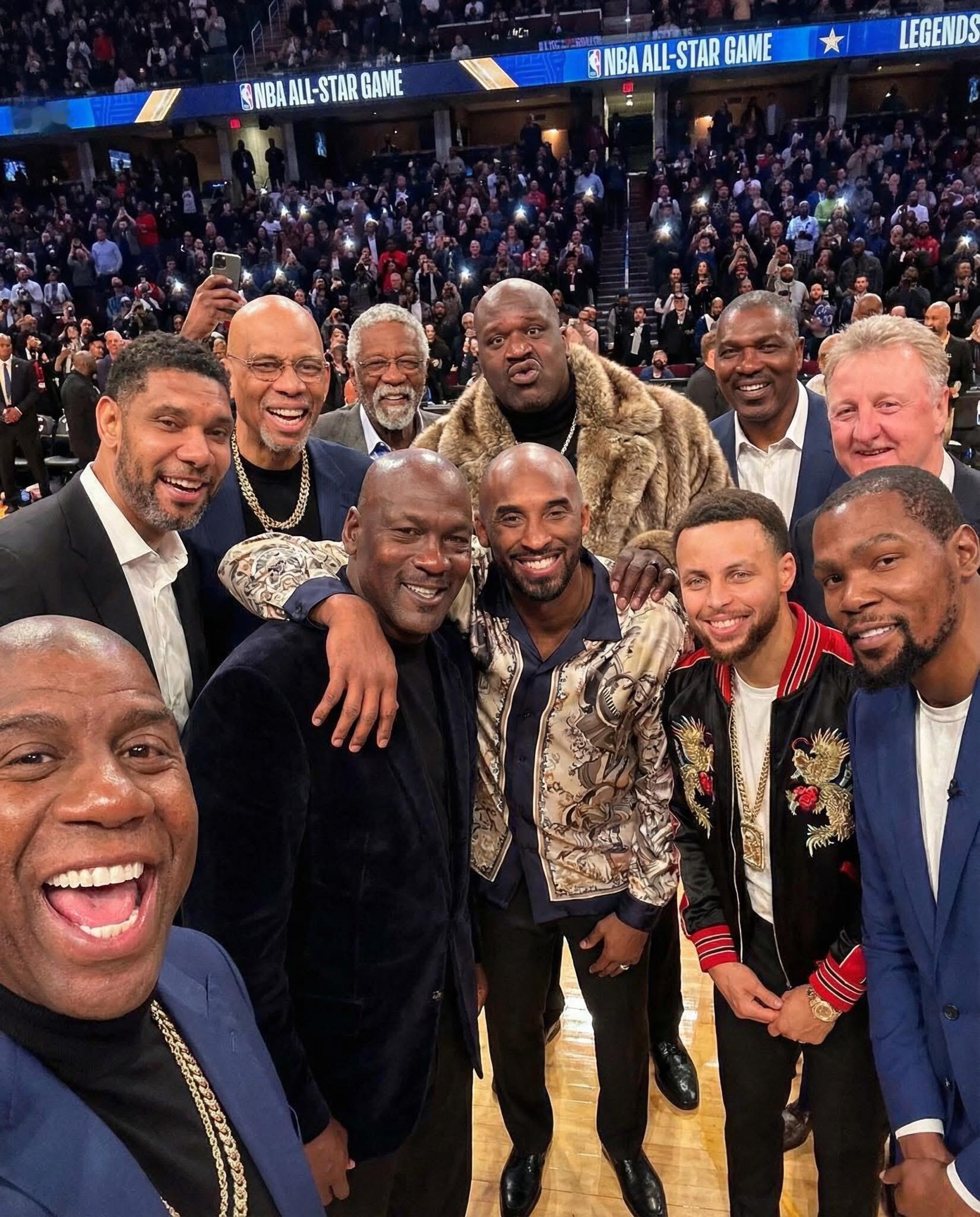 想象一下，当你走进篮球馆，看到这群人坐在一起，什么感觉？ 