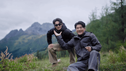 于适和孙艺洲抢衣服了 四姑娘山徒步直接变成大型种草现场！于适和孙艺洲又唱又跳满是