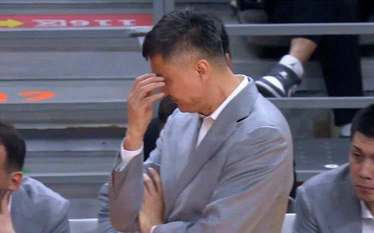 又被打花了，广东队半场落后21分唉完全看不到赢球的希望，没篮板没三分，内线被生吞