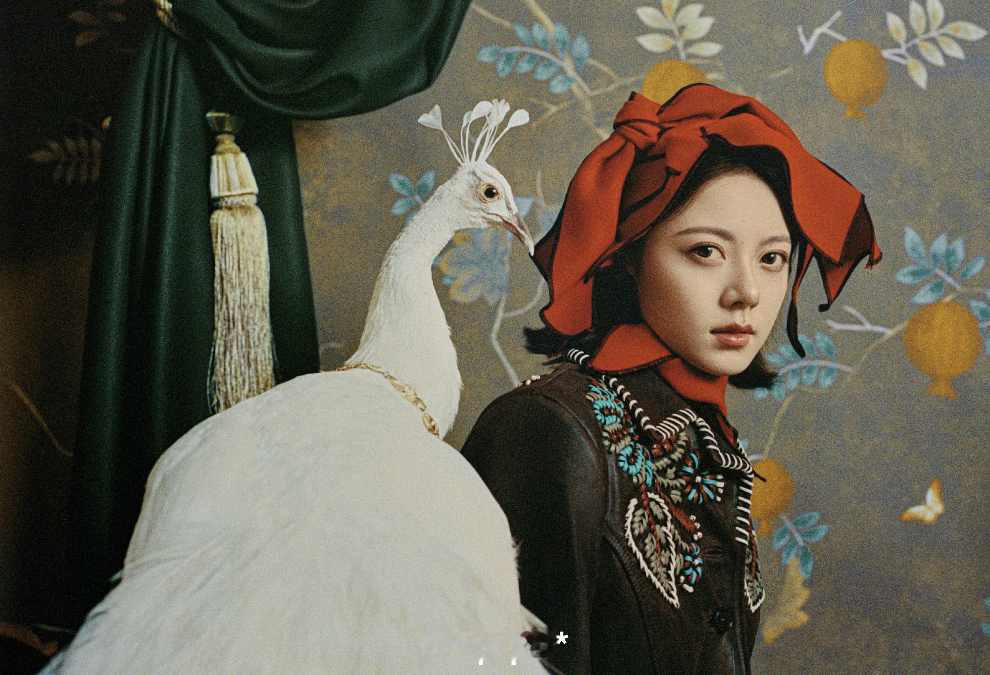 赵今麦 x 《Wallpaper*中文版》四月刊封面这组大片拍得有趣。封面设计呼