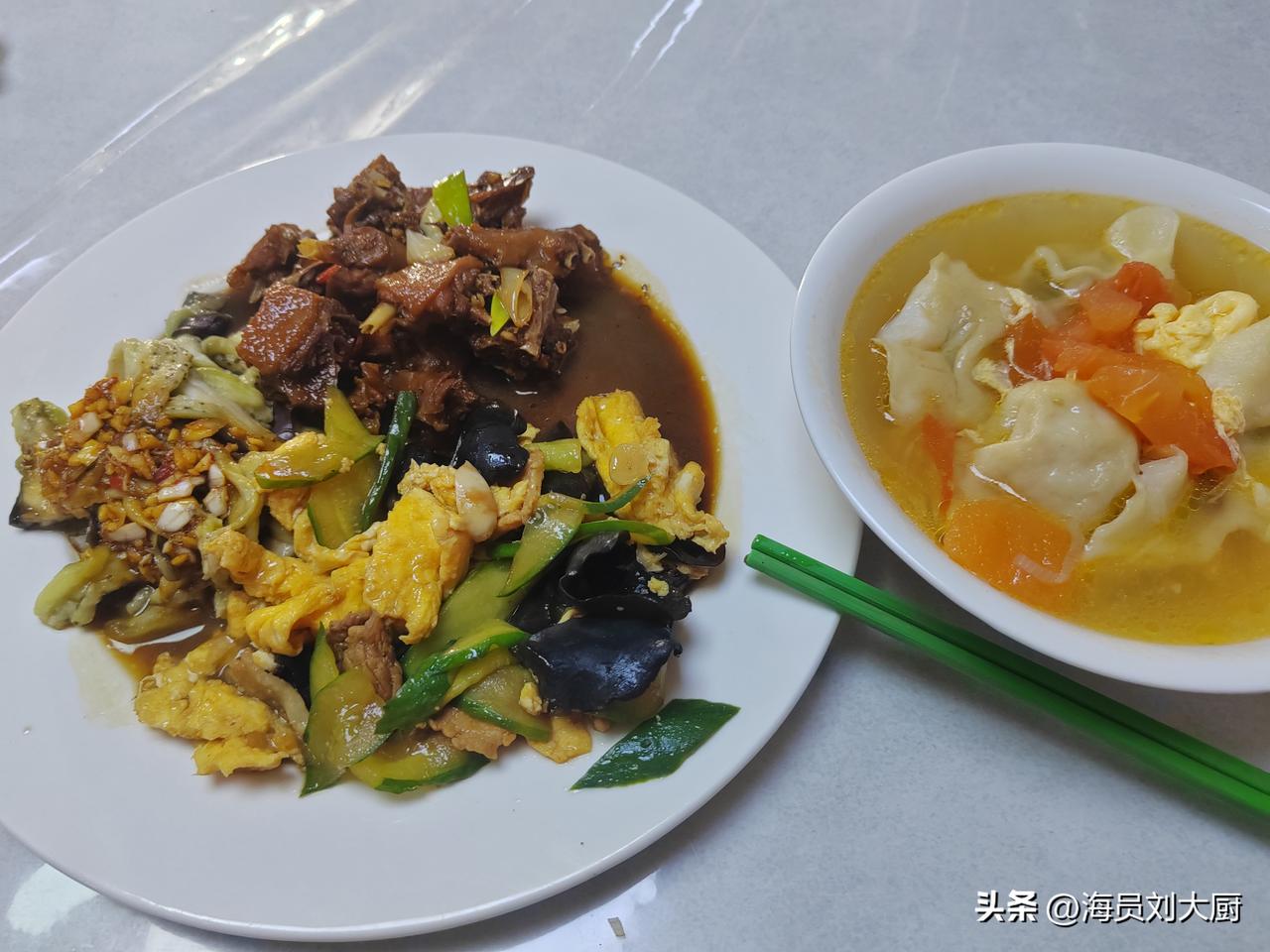 中午炒了个老母鸡吃，与其说是炒，还不如说炖了，因为是加了很多汤，小火慢炖两个小时