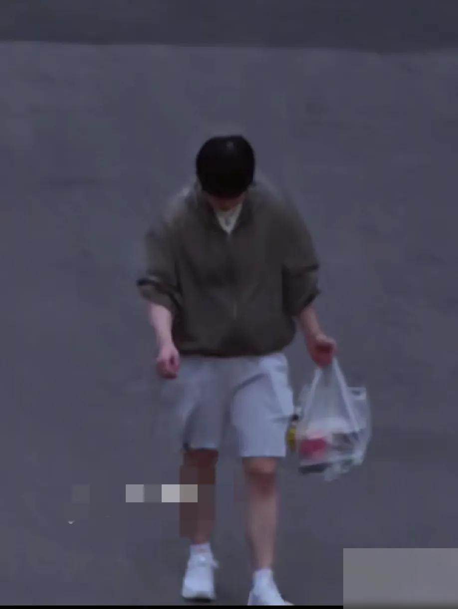 追私莎莎的太严重了，都能躲进去体总树上偷拍莎莎，下训后相关说法一传开，很多人第一