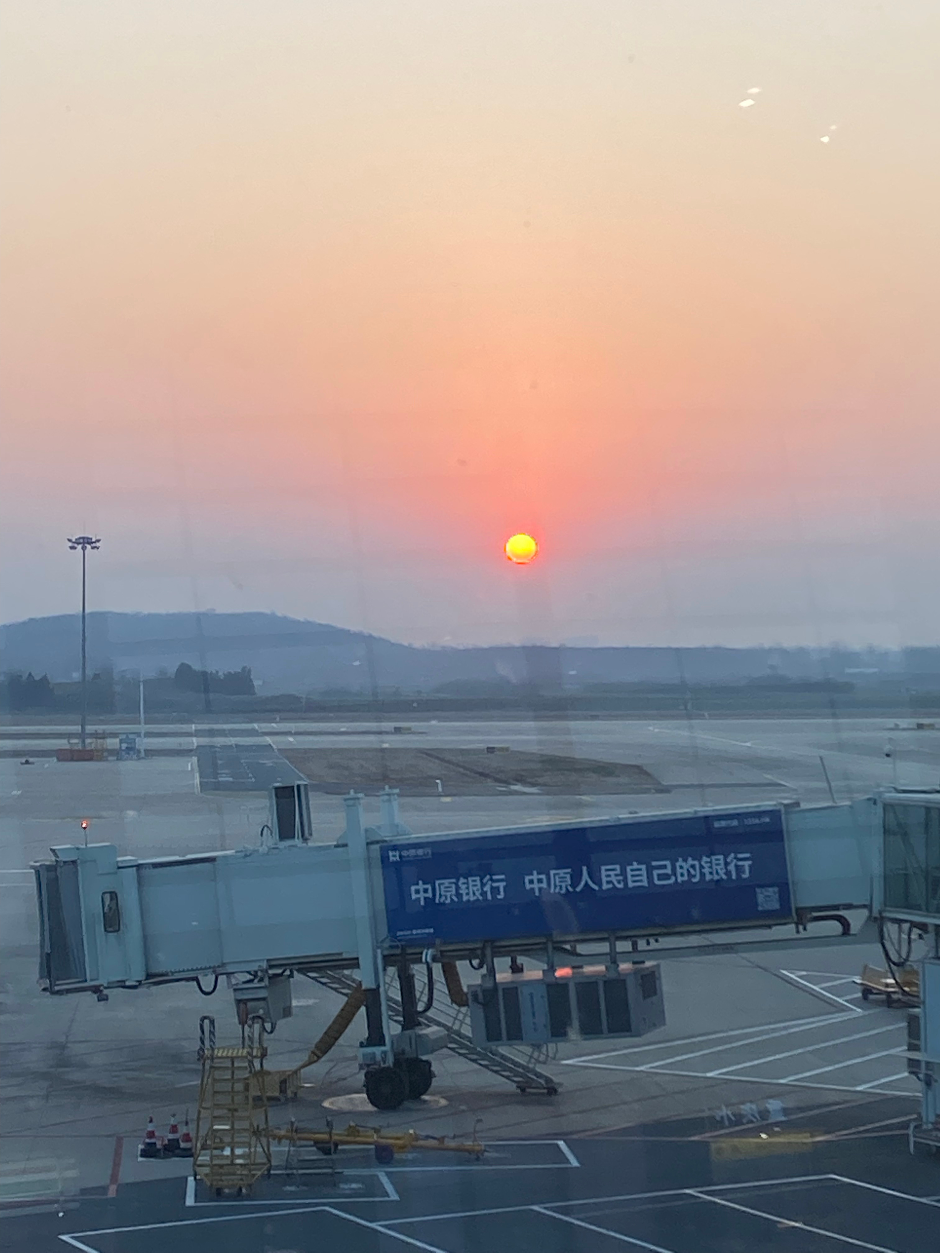 报告各位～带着我超爱的两个玩偶去上海拍摄啦🎬～今天早上的大太阳🌞 分享给大家